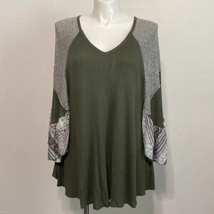 Hummingbird Olive/White/Gray Mixed Media Bandana Raglan V-Neck Oversized Top S